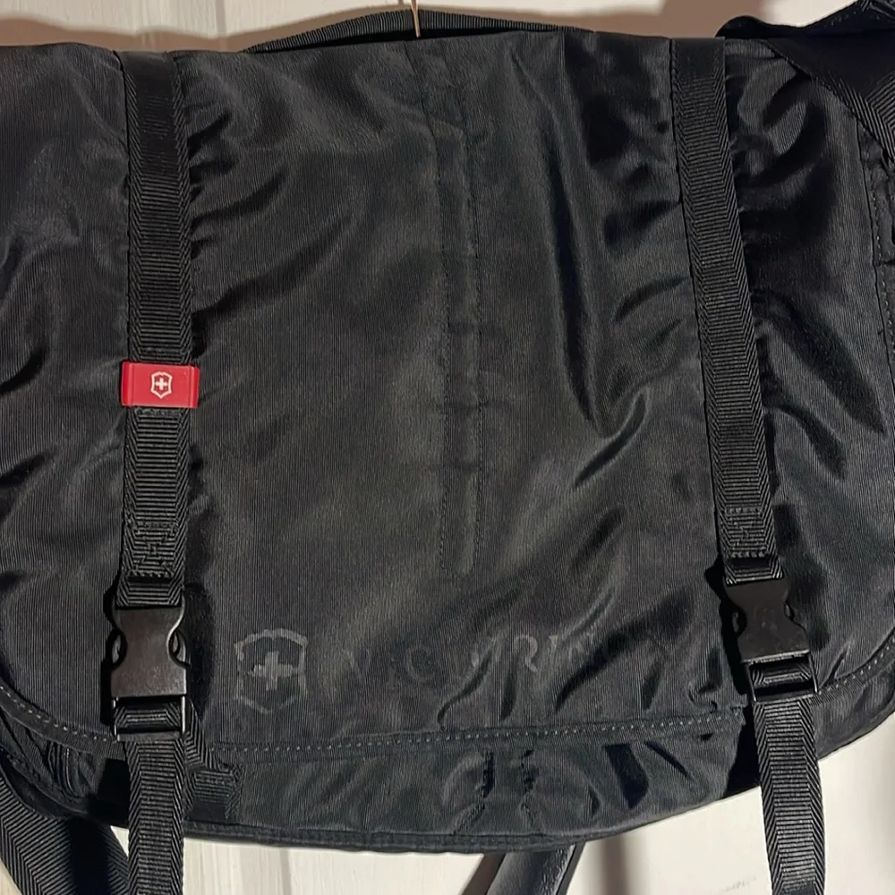 Victorinox Messenger Bag black 18 x 12 Travel pack